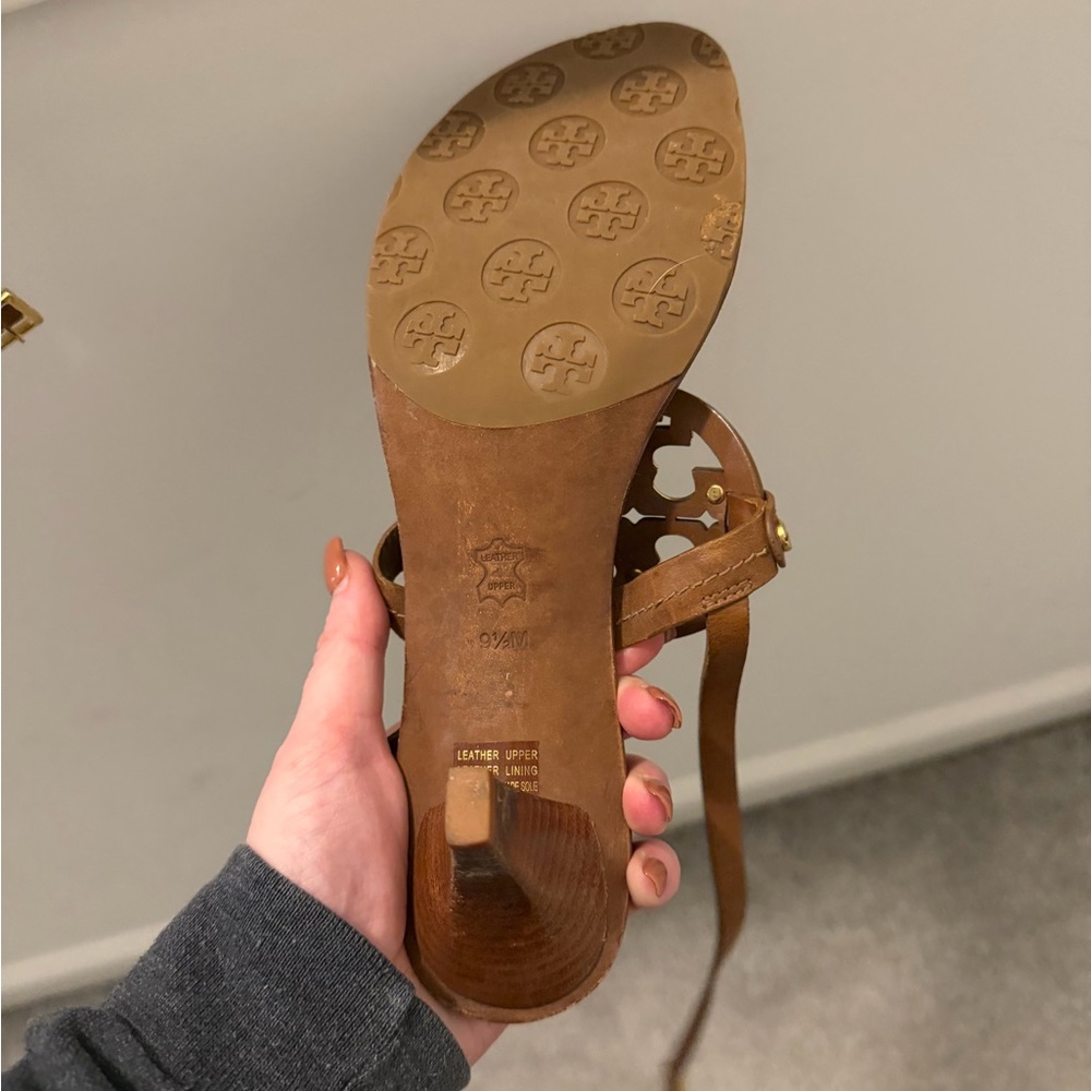 Tory Burch Tan Leather Sandals with Gold Logo - Picture 5 of 5